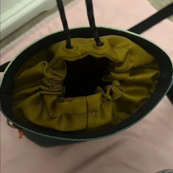 lululemon athletica Green and Olive Satchel water bottle crossbody - Picture 5 of 6